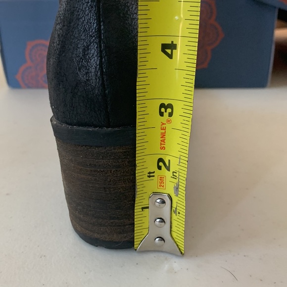 Carlos Santana ‘Gill’ Black Booties EUC Size 11 comes with original box - Picture 16 of 16